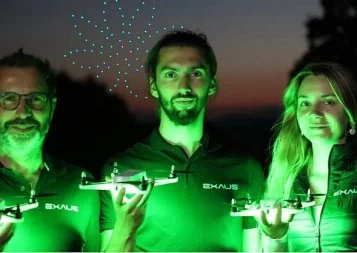  France Bleu Hérault. À Pézenas, Exaus réalise des spectacles lumineux avec des drones