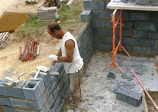 La production industrielle et la construction décrochent encore en mars