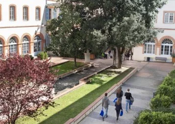 À l'Institut catholique de Toulouse, on revoit tout en bloc
