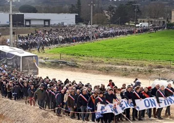 ​A69 : plusieurs milliers de pro-autoroutes manifestent pour la reprise des travaux