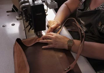  Aveyron. Le maroquinier Bleu de Chauffe s'exporte dans le monde entier