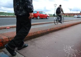 Pollution atmosphérique : mieux vaut marcher que conduire