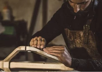 France Bleu Hérault. À Villeveyrac, les vélos en bois de Gastaboy