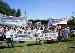 Les blouses-blanches de Sanofi manifestent à la Prairie des Filtres à Toulouse