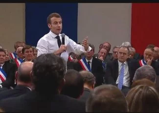A Souillac, Macron défend sa politique mais promet des aménagements