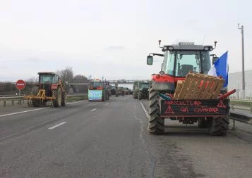 Les agriculteurs en colère tiennent le siège de l'A64