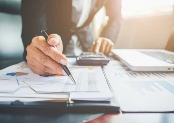 6/8. Salaires : La Bonne Paye dans le commerce/marketing, la finance, l'office et les RH