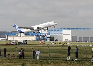 Décollage réussi pour le premier vol d'essai de l'A350 depuis Blagnac