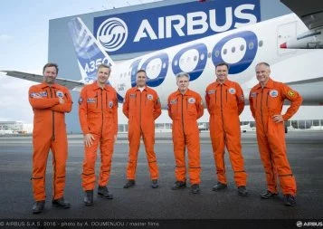 Premier vol réussi de l'A350-1000 d'Airbus, son PDG Fabrice Brégier rassurant sur le plan Gemini 