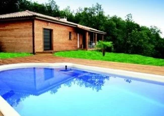 Les maisons en bois sortent du fond du jardin