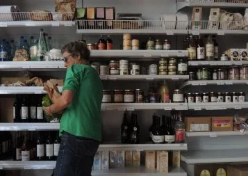 L'épicerie Révolution à Sète propose des produits locaux et de saison
