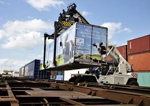YéO choisit le rail pour le transport de ses yaourts