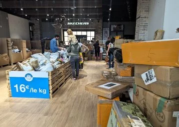 À Castres, Destock Colis surfe sur la tendance des paquets mystère